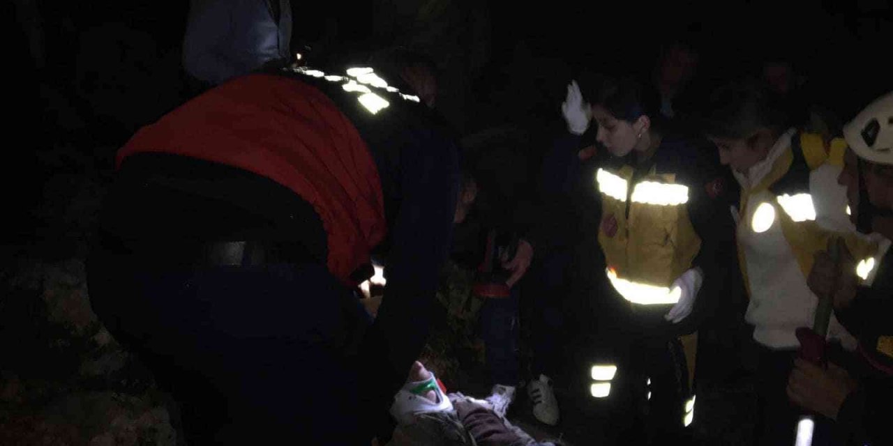 Kayalıklardan düşen adam 2 saat sonunda kurtarıldı