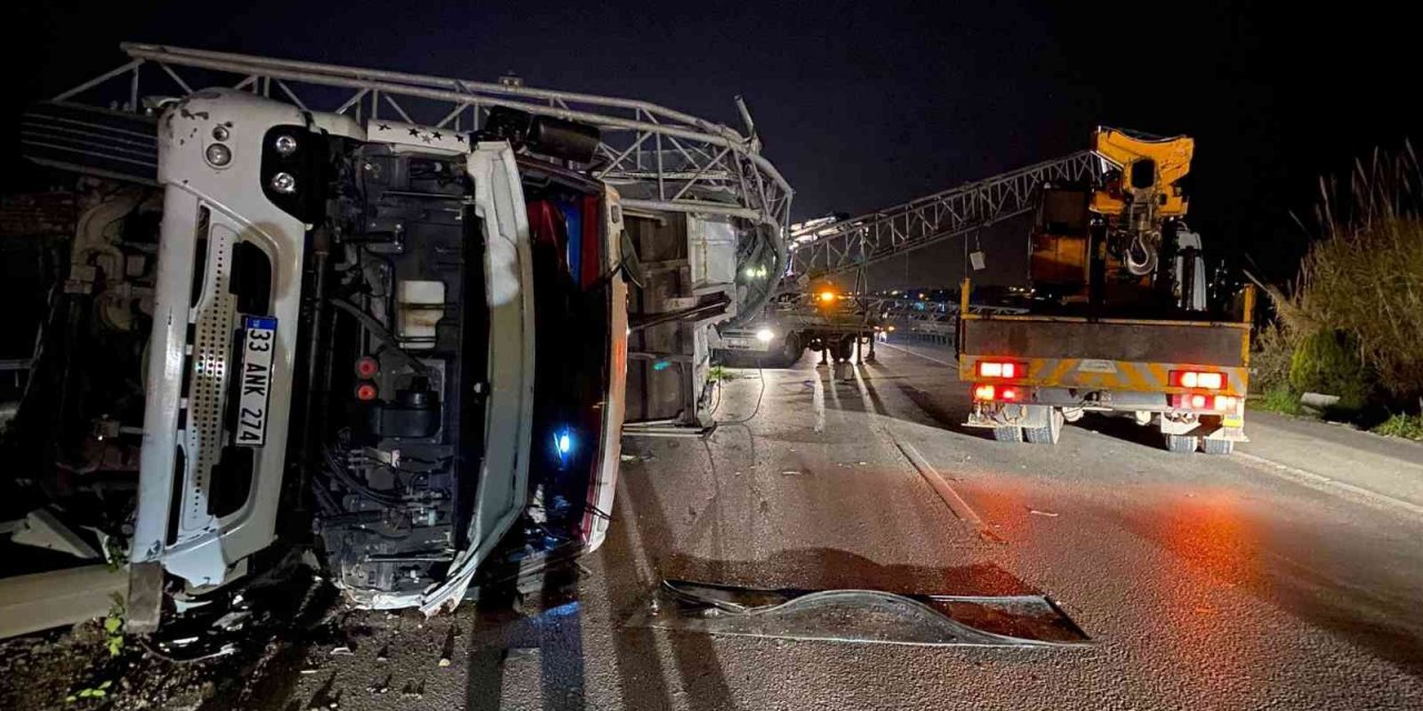 Tırın açılan dorsesi EDS’ye çarptı, ortalık savaş alanına döndü