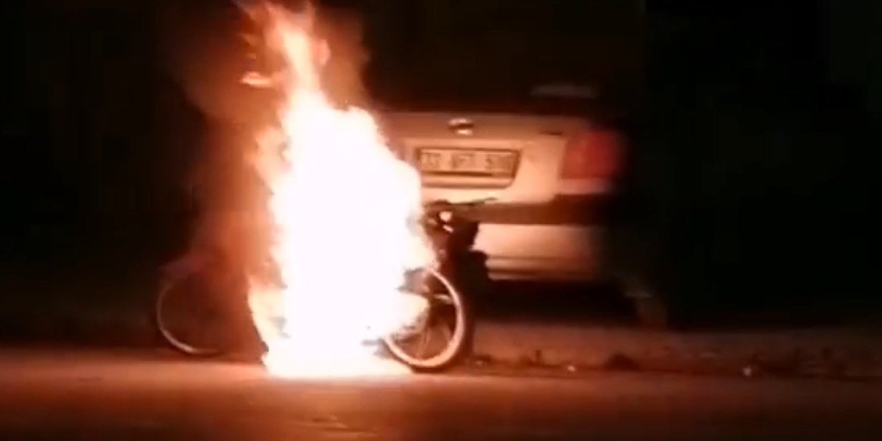 Motosiklet sokak ortasında alev alev yandı