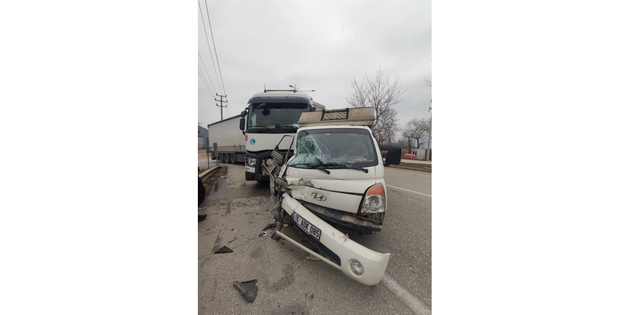 Bursa’da TIR ile kamyonet çarpıştı, sıkışan yolcuyu itfaiye kurtardı