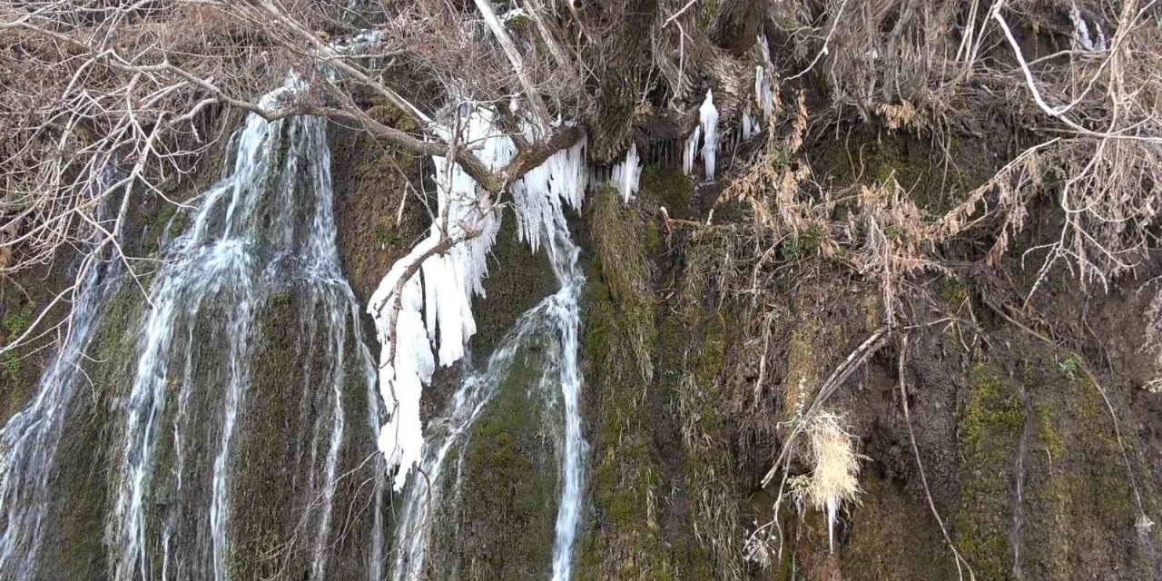 Arpet Şelalesi kısmen buz tuttu