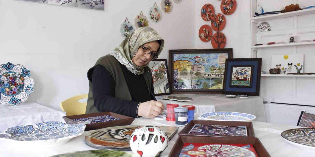 Çini ustası yetiştirebilmek için 56 yaşından sonra liseye başladı