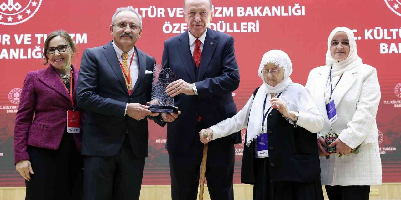 Kenan Yavuz, ödülünü Cumhurbaşkanı Erdoğan’ın elinden aldı