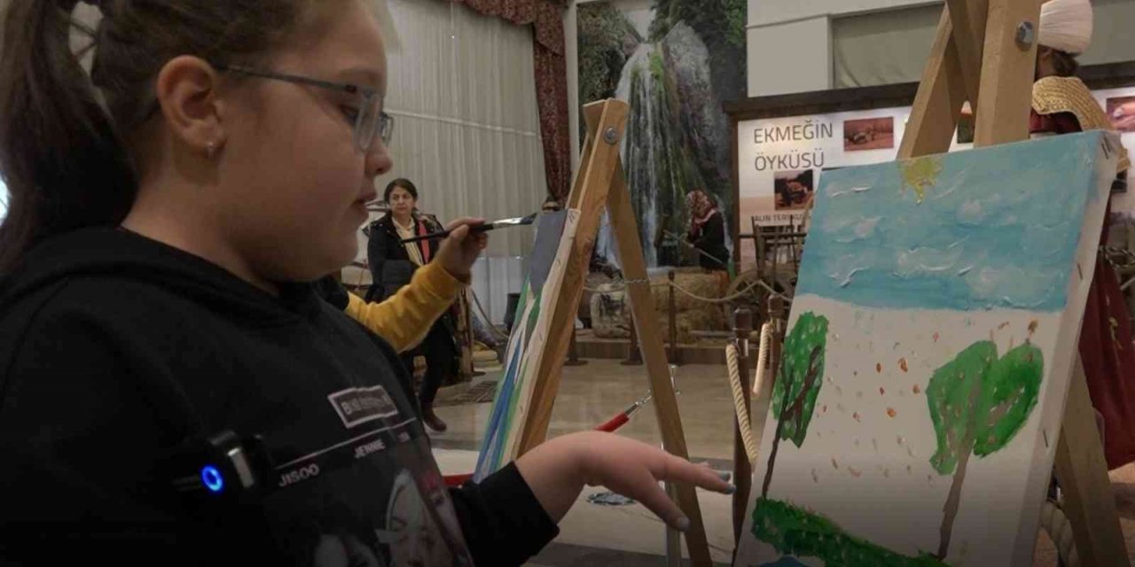 Çocuklar özledikleri kar yağışını resim tuvaline çizdiler