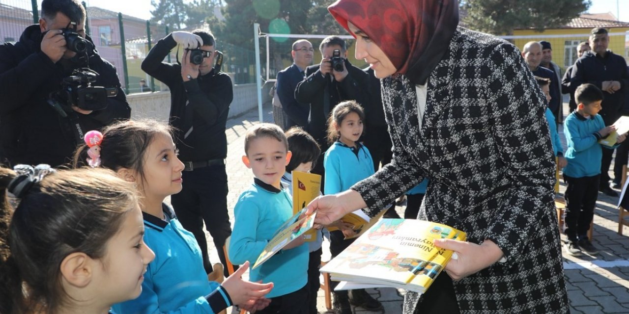 Vali Yiğitbaşı’ndan kitap okuma alışkanlığına destek