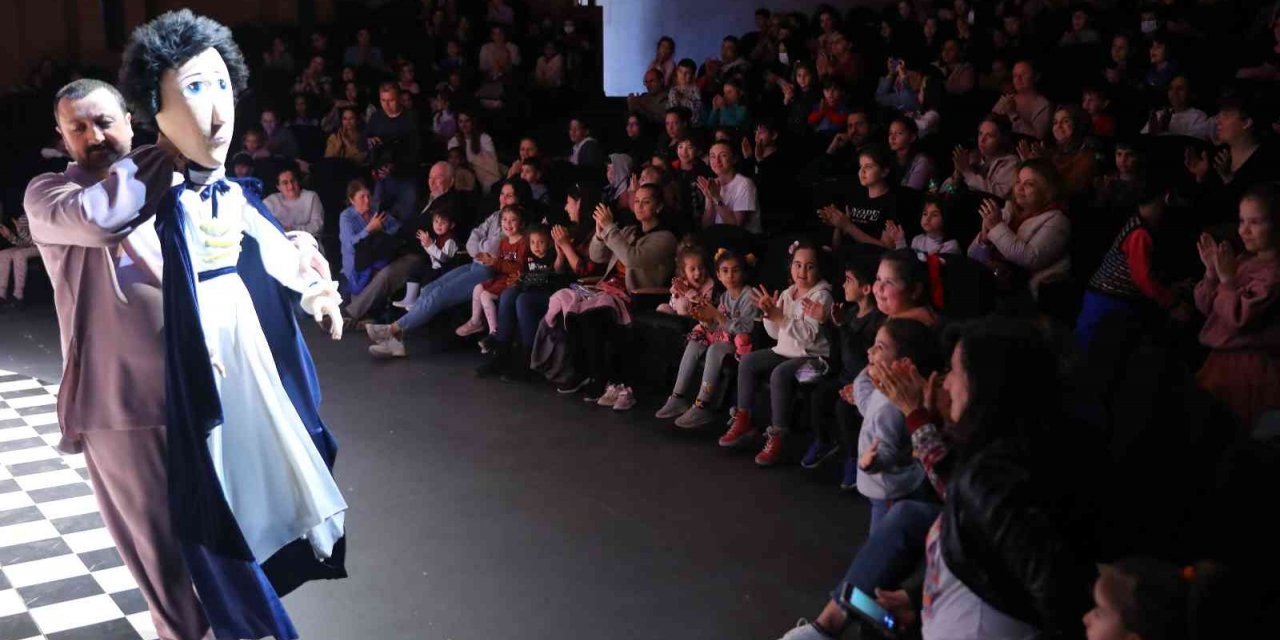 Antalya’da çocuklar tiyatro dolu bir tatil geçiriyor