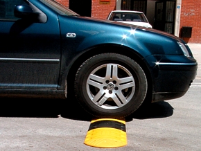 Okul önlerine hız düşürücü barikat