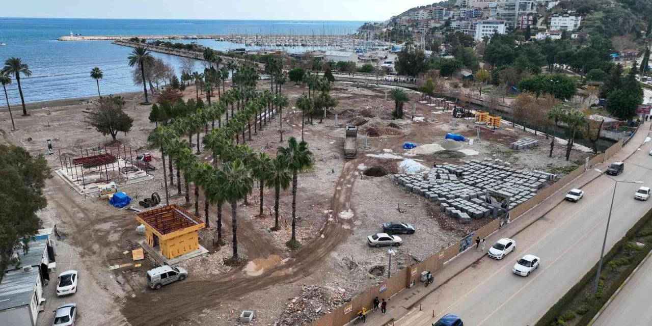 Finike Cumhuriyet Meydanı Projesi ilerliyor