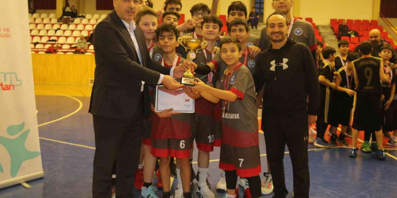 Selçuk Ortaokulu çifte kupa aldı