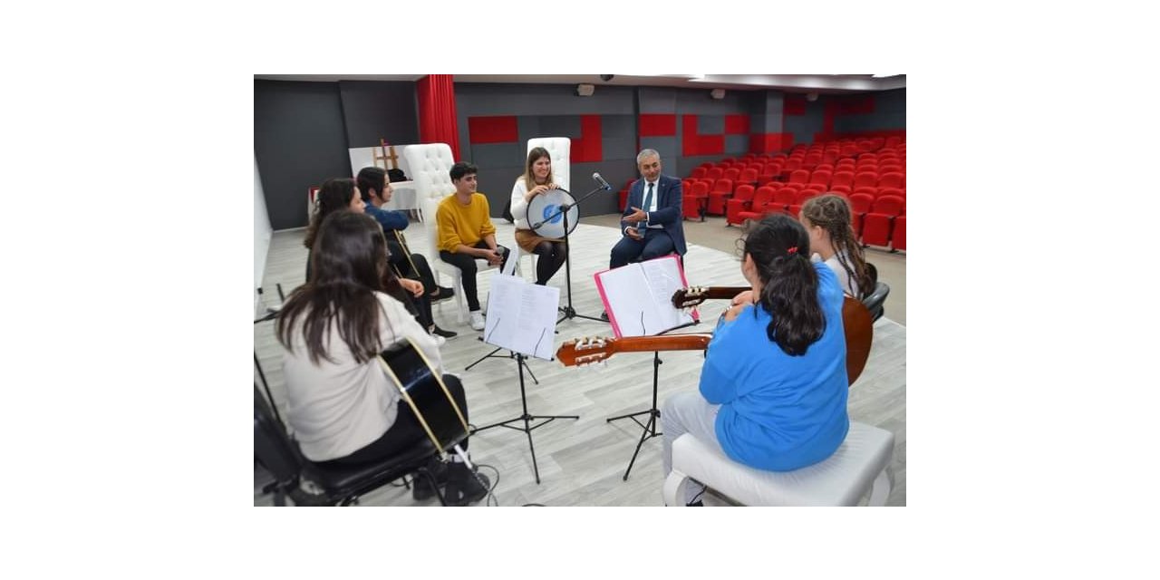 Başkan Kaplan, gitar kursu öğrencileri ile bir araya geldi