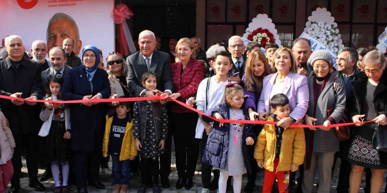 Efeler’de dokuzuncu Kitap Kafe açıldı