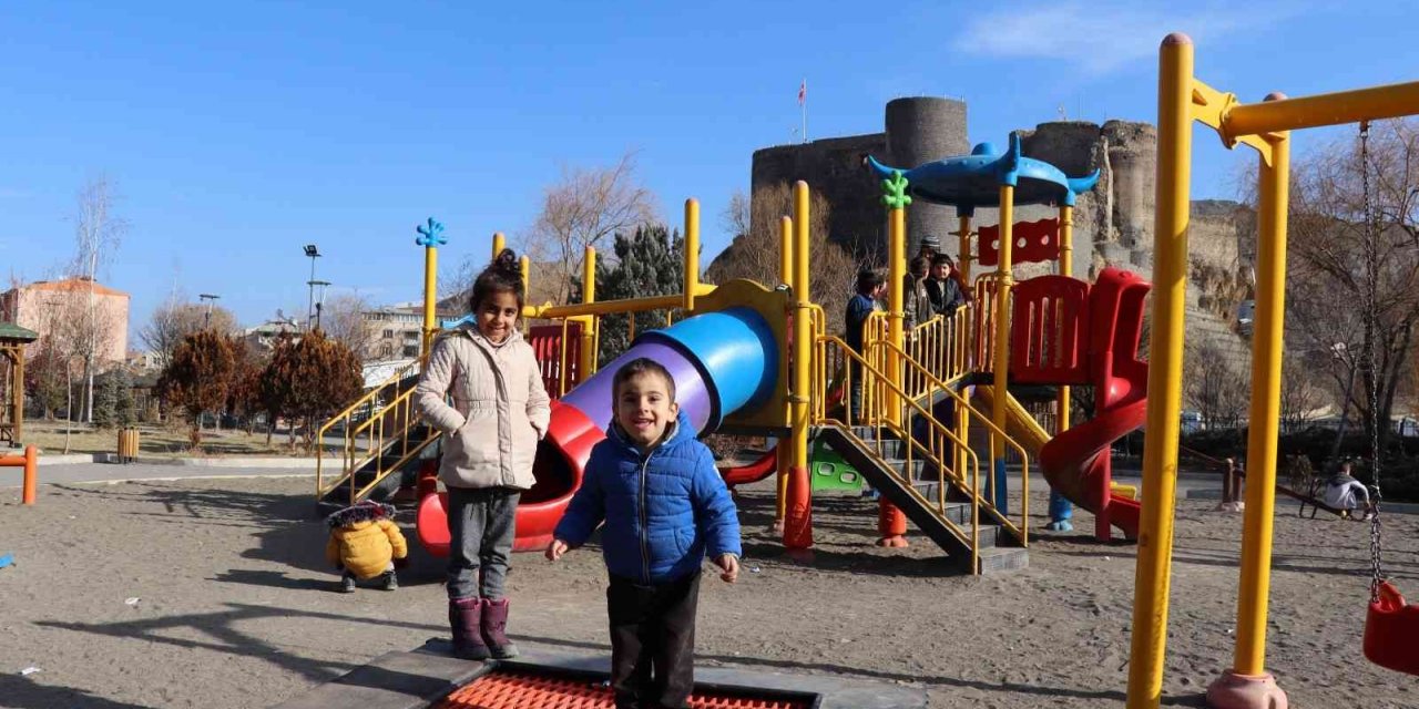 Karakışta Oltu’da bahar havası yaşanıyor