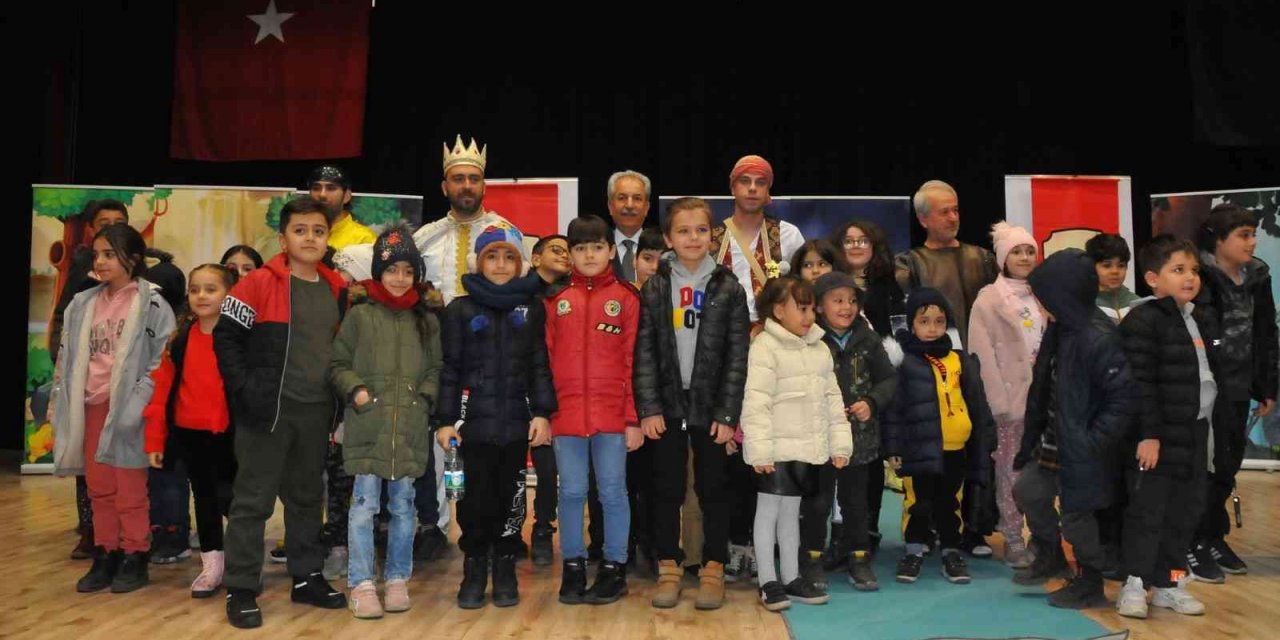 Akşehir’de çocuklar tiyatroyla buluştu