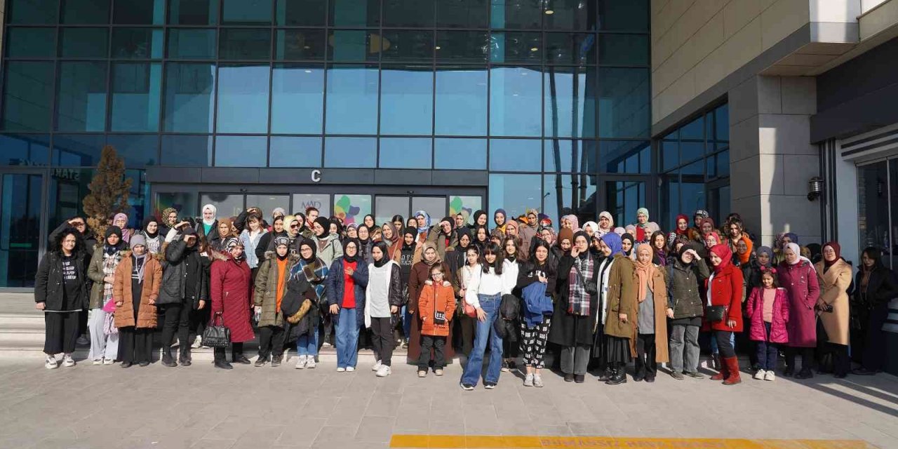 Konya Lise Medeniyet Akademisi gençleri aileleriyle sinemada buluştu