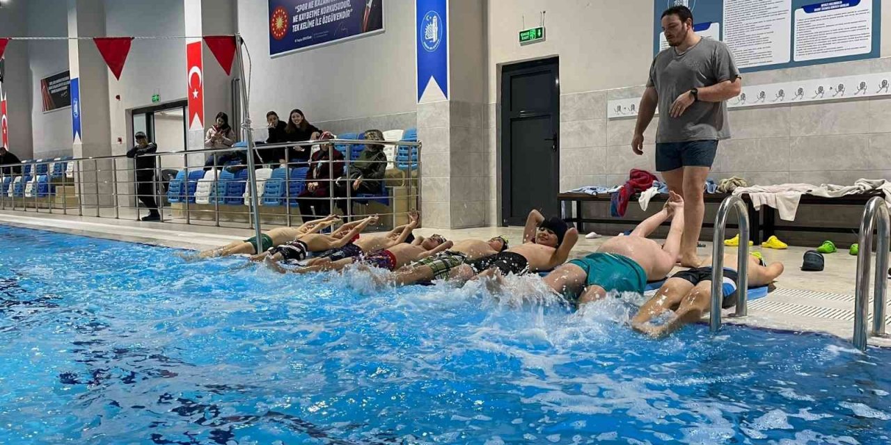 Çorum Belediyesinden öğrencilere ücretsiz yüzme kursu