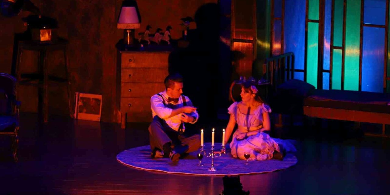 “Sırça Kümes” tiyatro oyunu NEVÜ’de sahnelendi