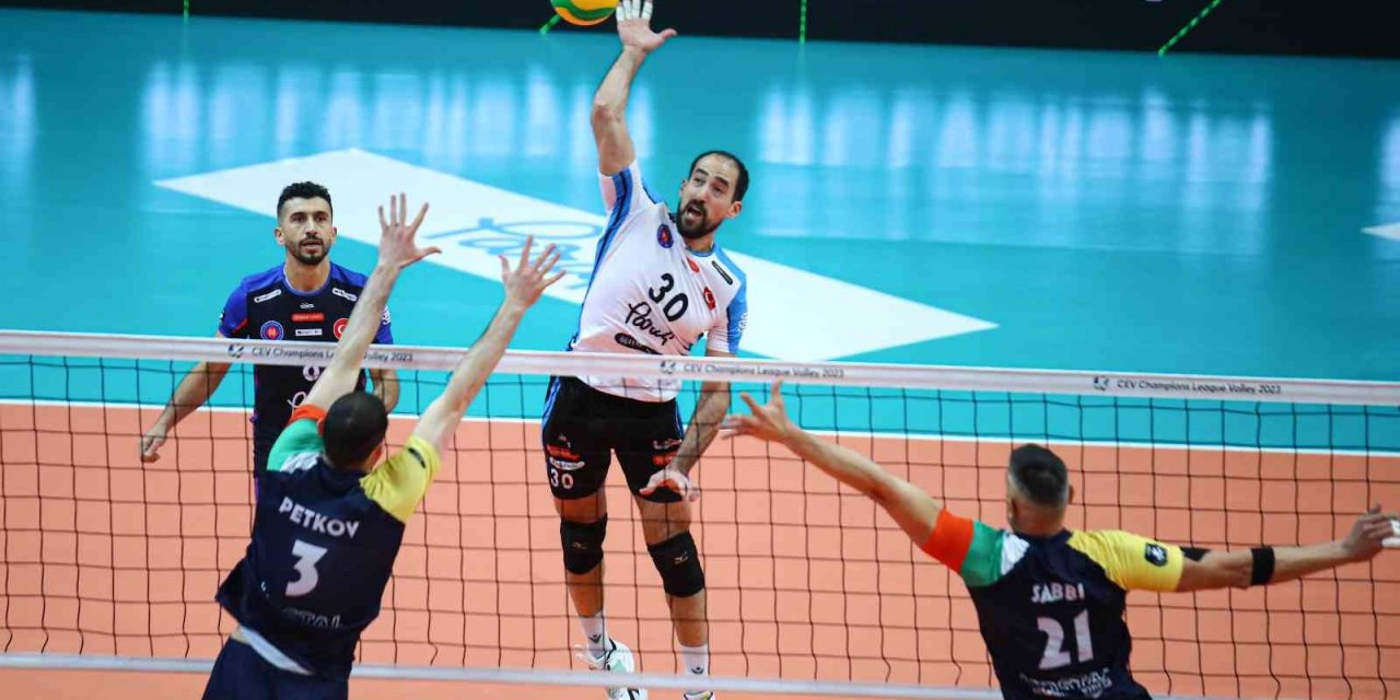 Halkbank çeyrek finalde