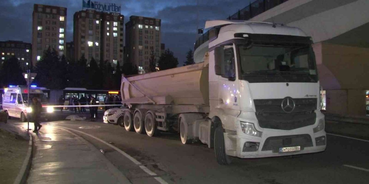 Yaya geçidinde hafriyat kamyonunun ezdiği kadın hayatını kaybetti