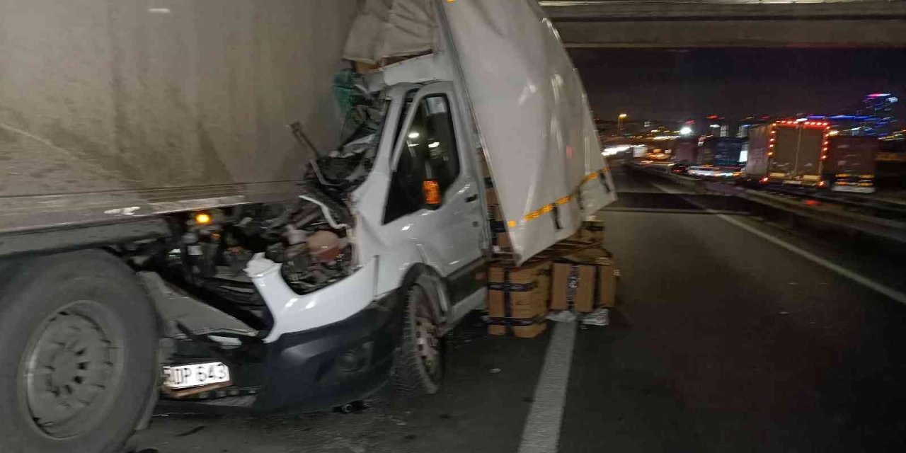 Tıra arkadan çarpan kamyon sürücüsü burnu bile kanamadan kurtuldu