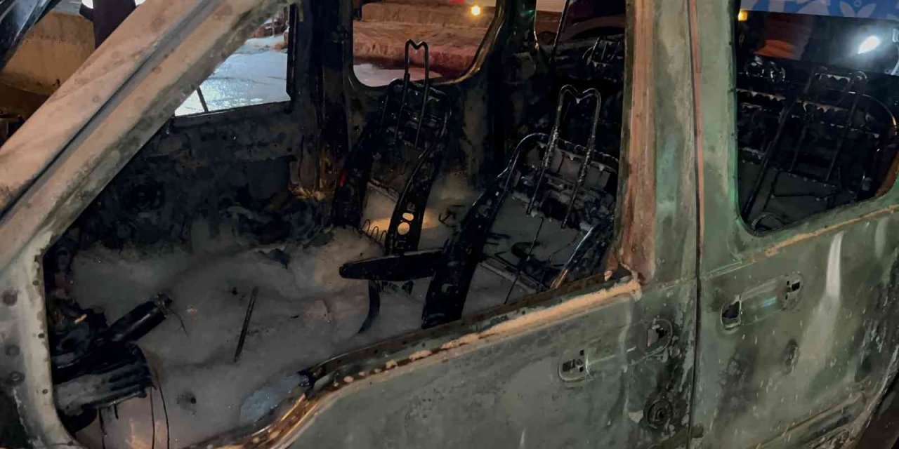 Satış işlemlerini yapacağı araç alev alev yandı