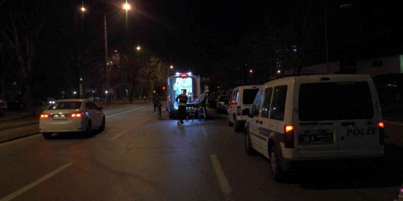 Aracında ölen kadını ihbardan dönen polisler buldu