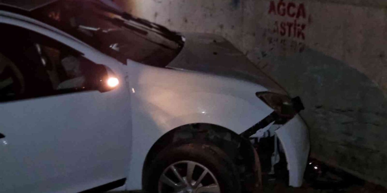 Seyir halindeki otomobil köprünün altından geçerken duvara çarptı: 3 yaralı