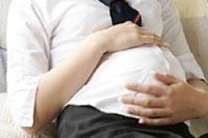 Hamile kadının karnını kesti!