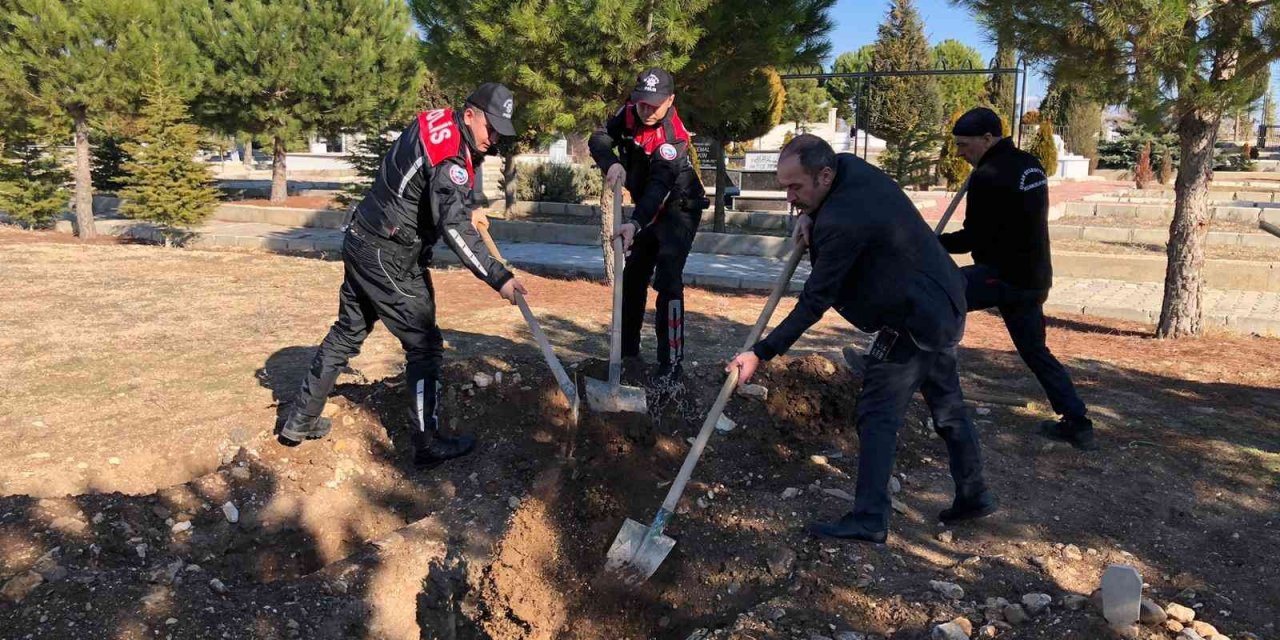Talihsiz bebeği son yolculuğuna polis ve belediye işçileri uğurladı