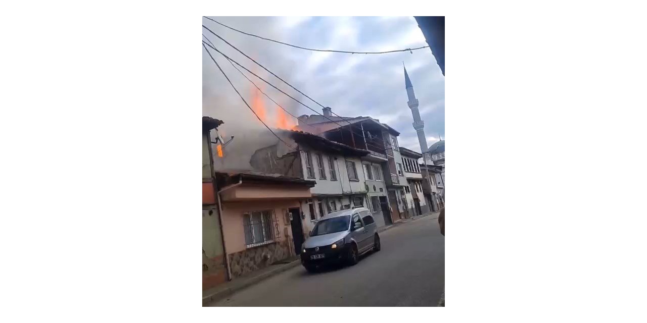 Bursa’da tarihi ev alev alev yandı