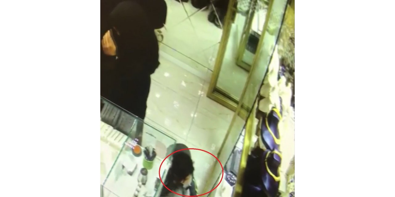 Çocuklarını hırsızlıklarına alet ettiler, o anlar kameralarda