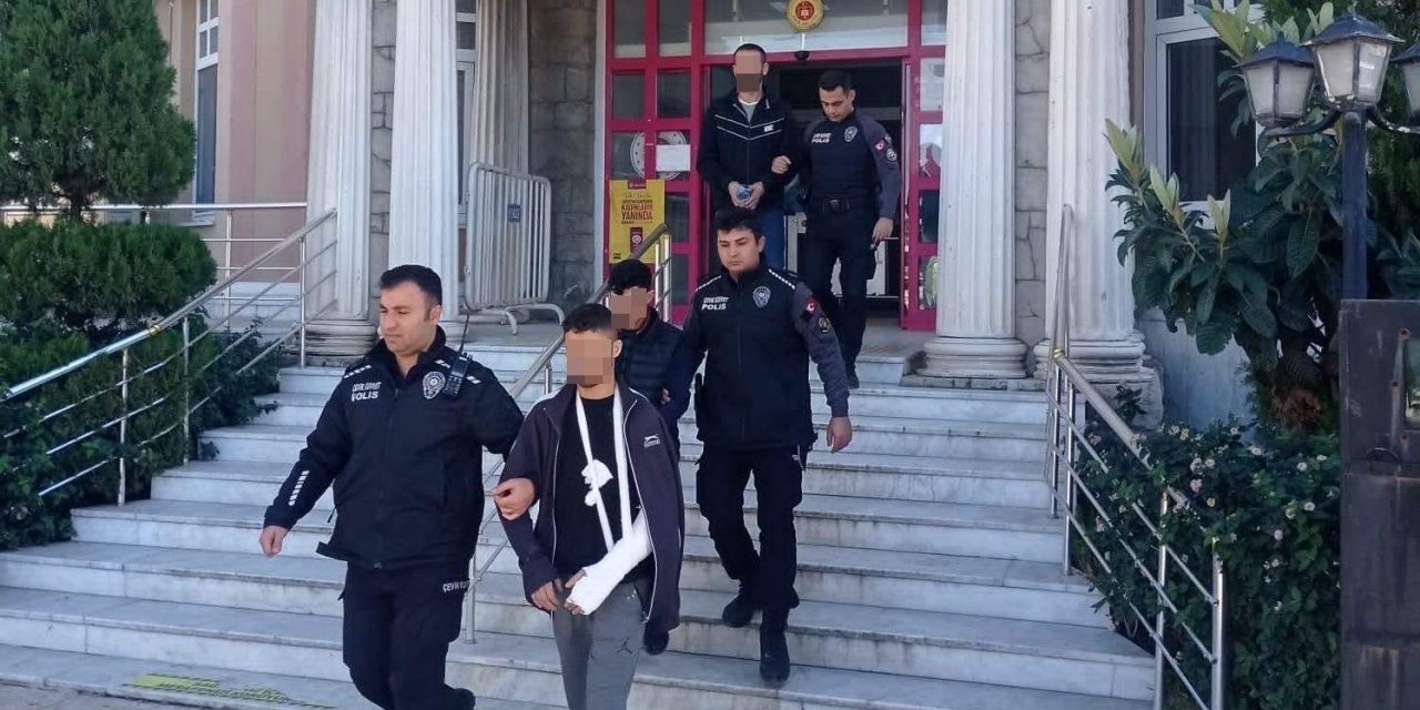 Villadan çaldıkları altınlar ile yakalandılar