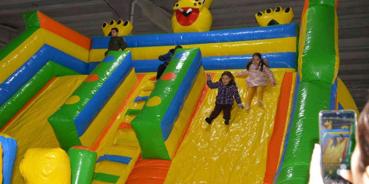 Lapseki Belediyesi’nin ’15 Tatil Eğlencesi’ etkinliğinde çocuklar doyasıya eğleniyor