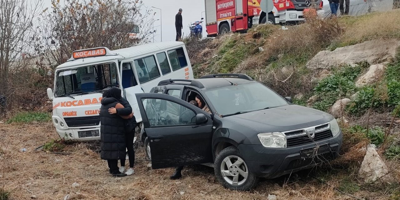 Çarpışan araçlar tarlaya uçtu: 7 yaralı