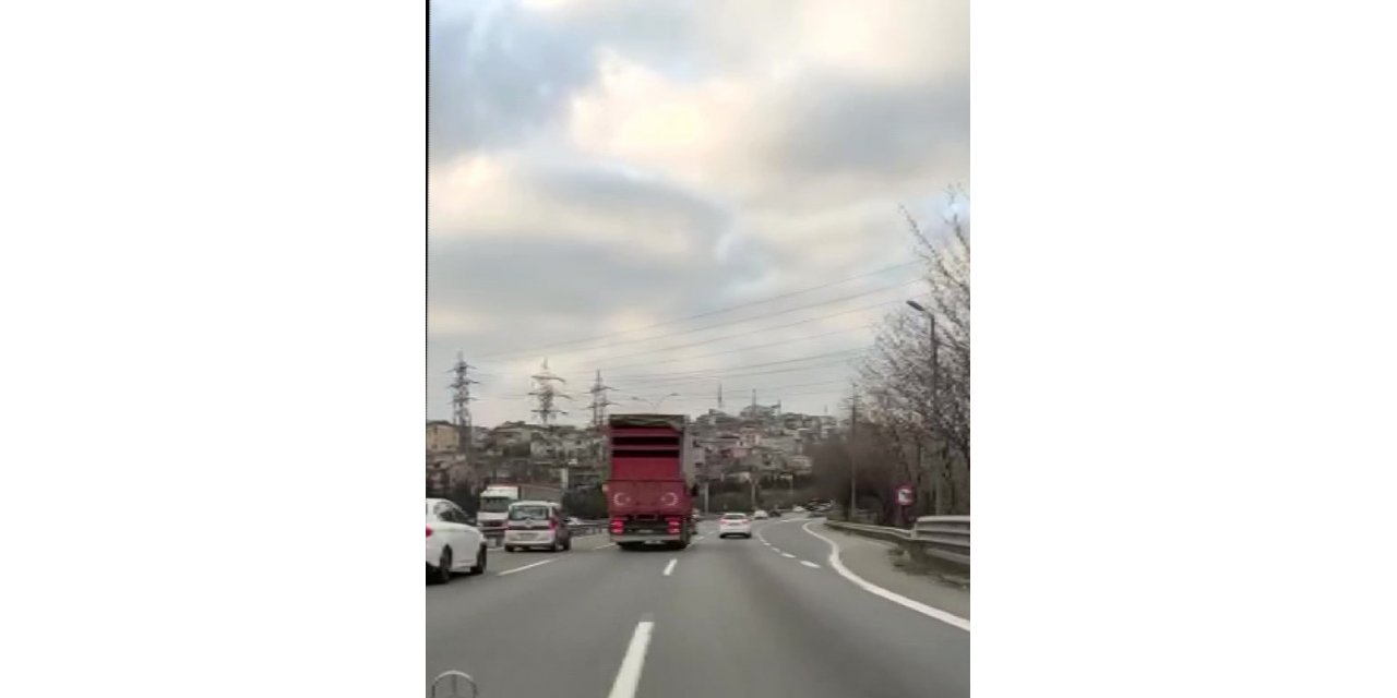Tuzla TEM otoyolunda 130 kilometre hızla ilerleyen kamyon kamerada