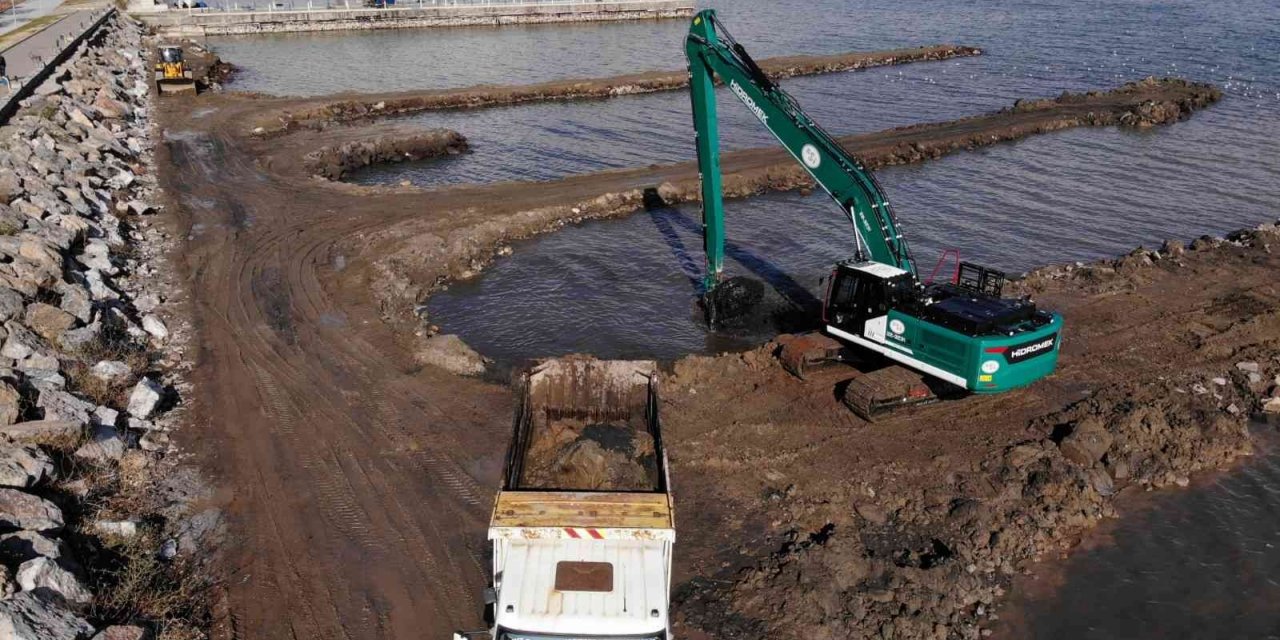 Bakan Kurum: “Van Gölü’nde bugüne kadar 807 bin metreküp dip çamuru temizliği yapıldı”
