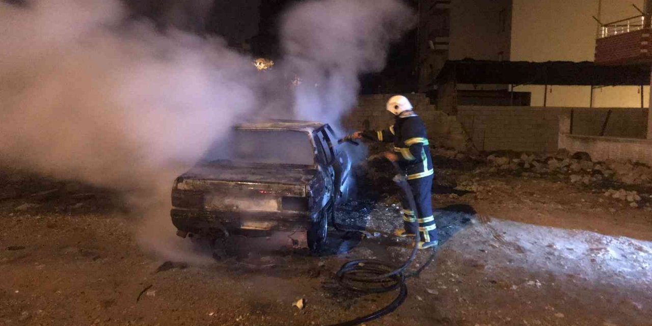 Park halindeki otomobil kundaklandı