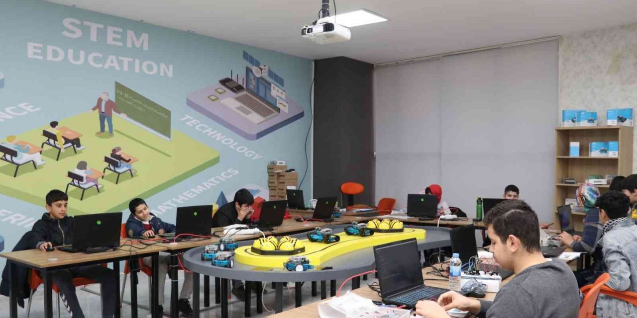 Geleceğin yazılımcılarına temel eğitim veriliyor