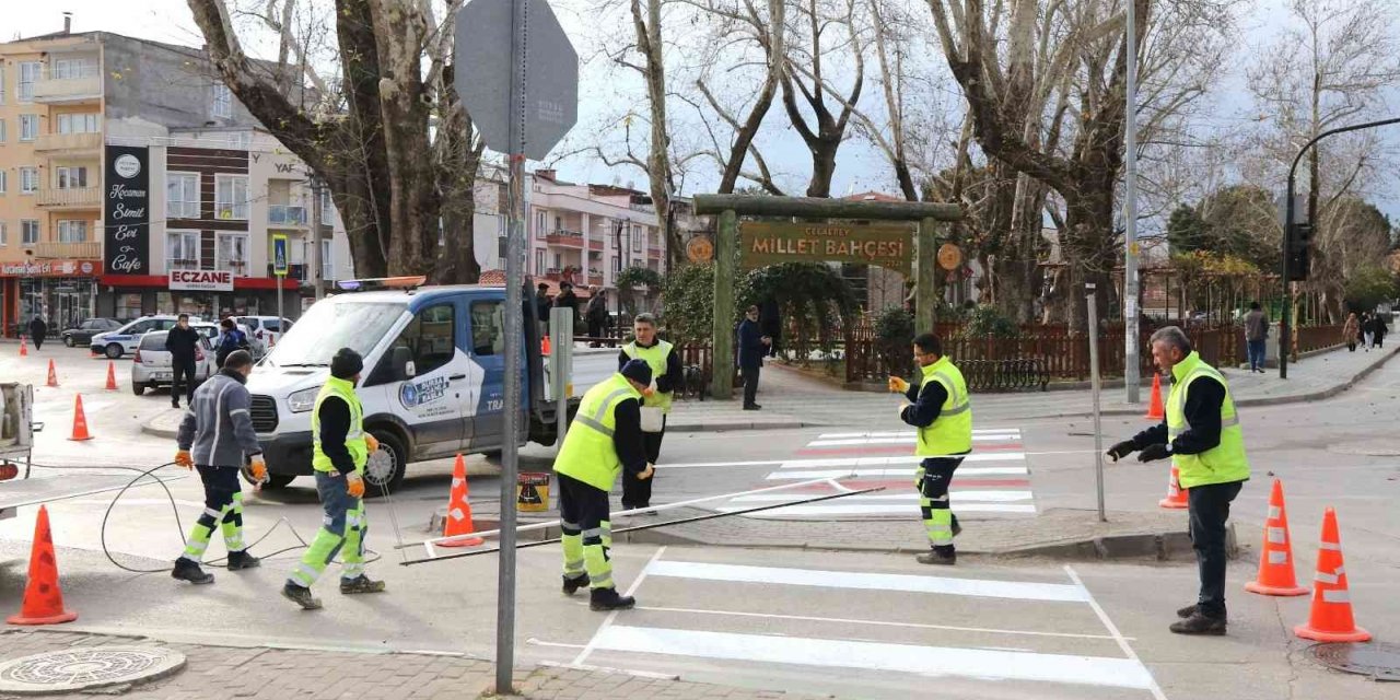 Gürsu’da yaya güvenliği için yol işaretleri yenileniyor