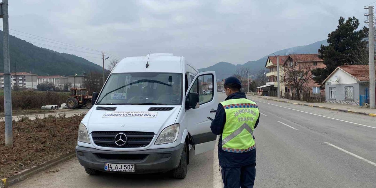 Jandarma personeli otobüse yolcu gibi bindi, şoför cezadan kurtulamadı