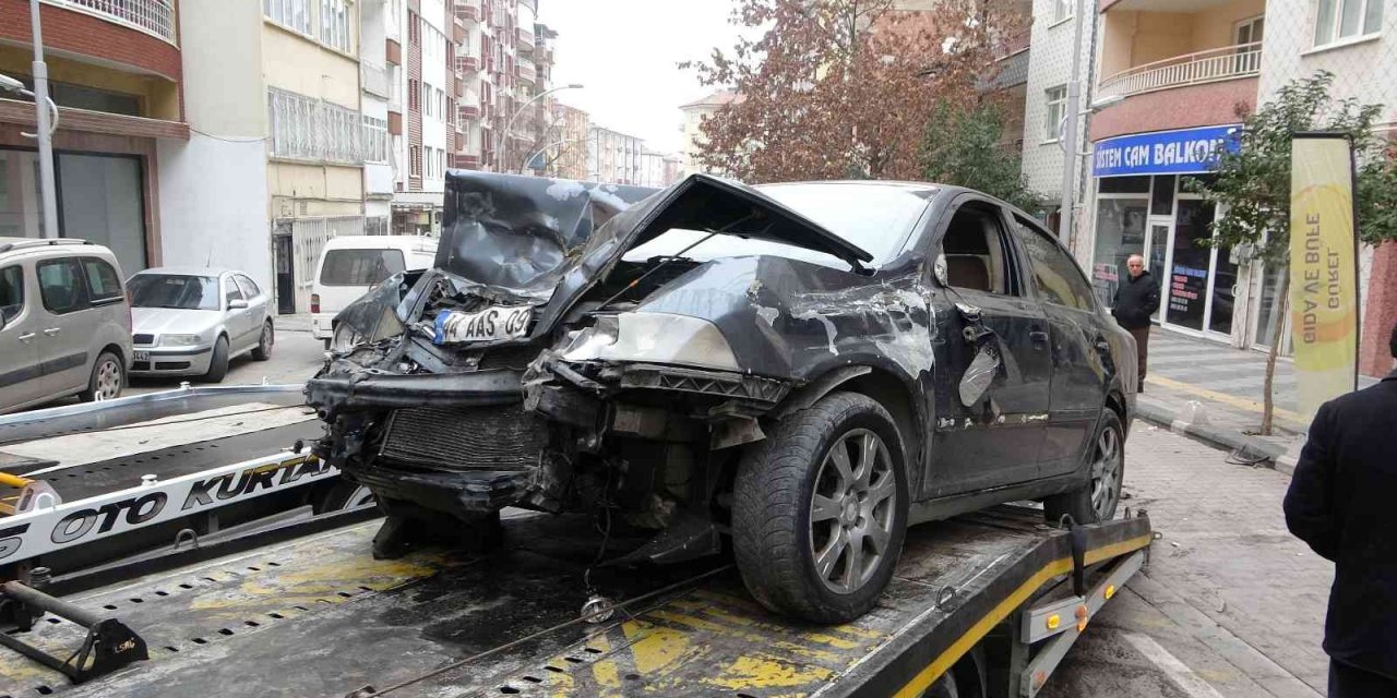 Kontrolden çıkan otomobil park halindeki araçların arasına daldı: 1 yaralı