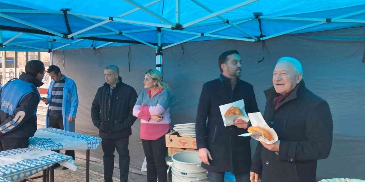 Başkan Yılmaz, vatandaşların kandilini kutlayıp, lokma dağıttı