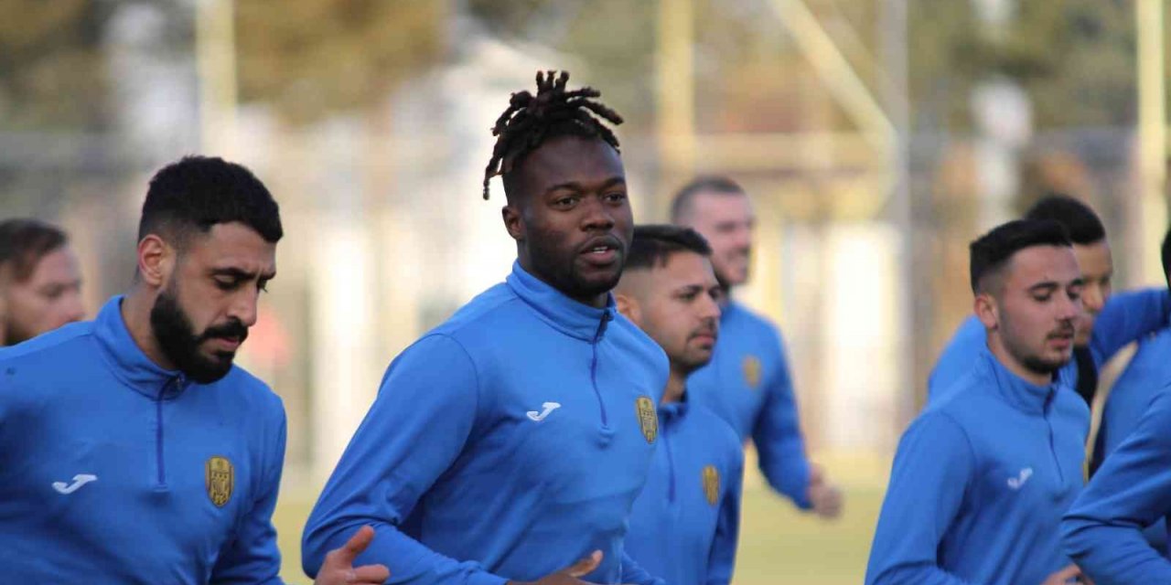 Ömer Erdoğan: “İnşallah taraftarlarımızın önünde güzel bir futbolla 3 puanı alan taraf oluruz”