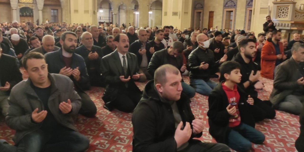 Adana’da Regaib Kandili’nde camiler dolup taştı