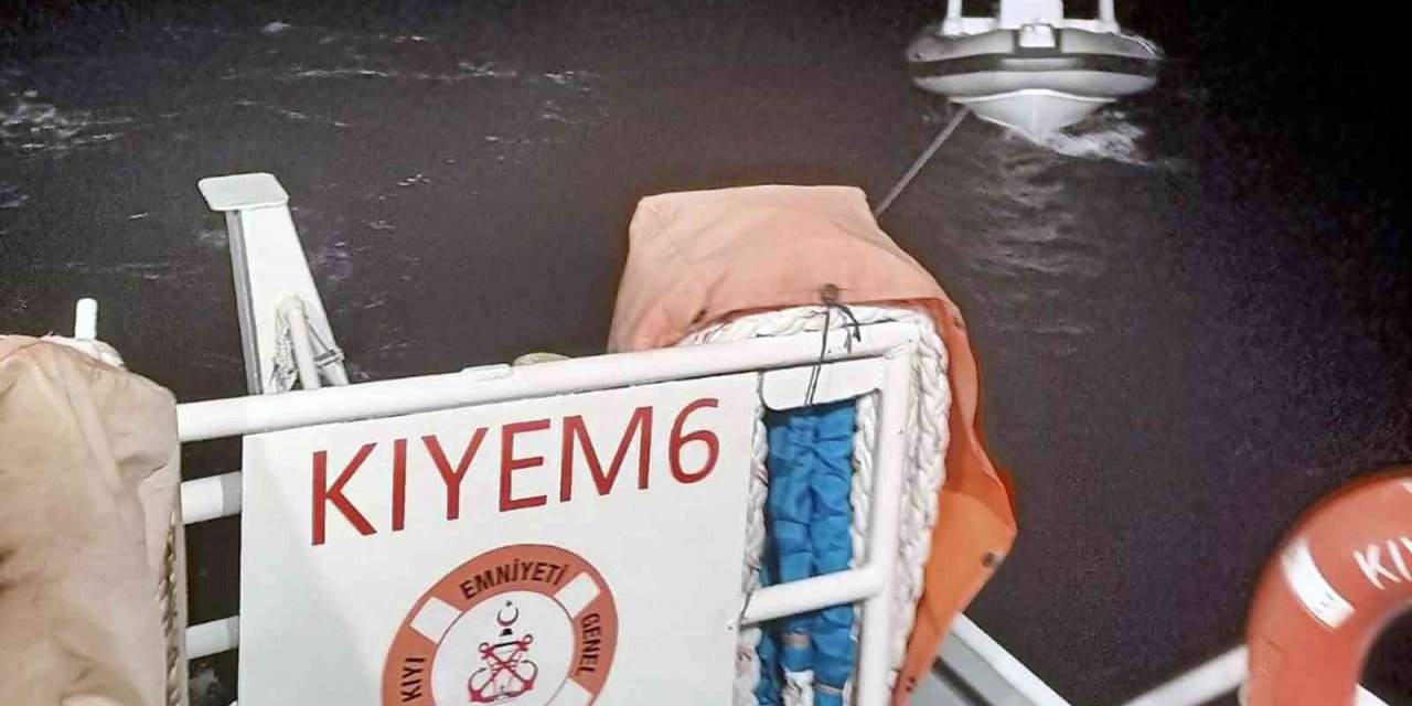 Makine arızası yapan tekneyi KIYEM ekipleri kurtardı