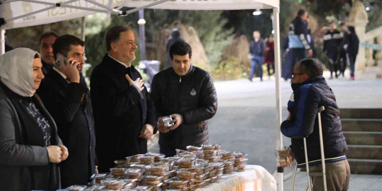 Artuklu Belediyesinden kandil simidi ikramı
