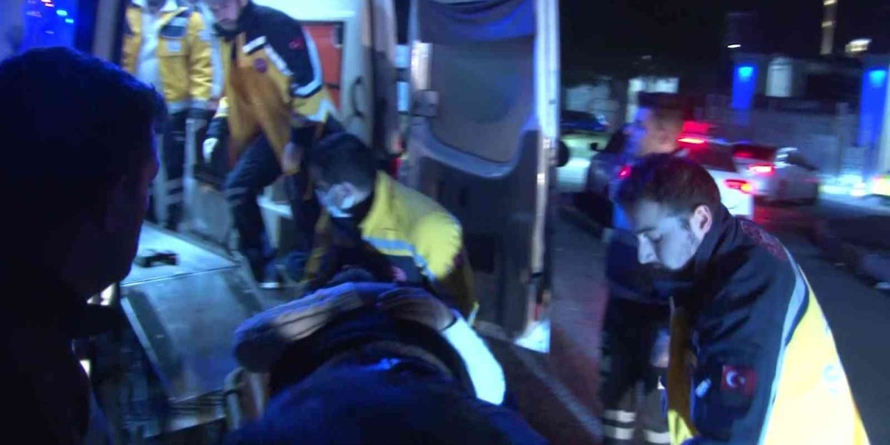 Virajı alamayan dolmuş şoförü 2 araca çarptı: 4 yaralı