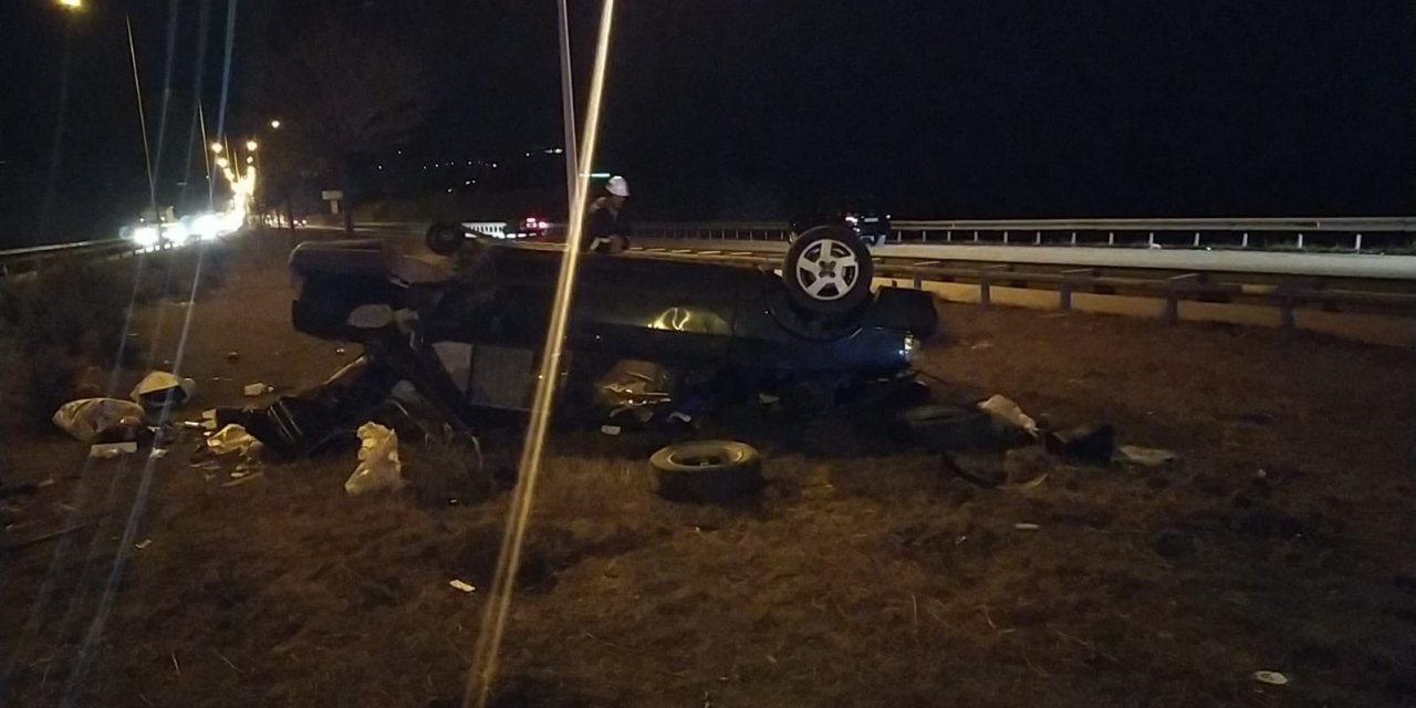 Bariyerlere çarpan otomobil takla attı: 3 yaralı