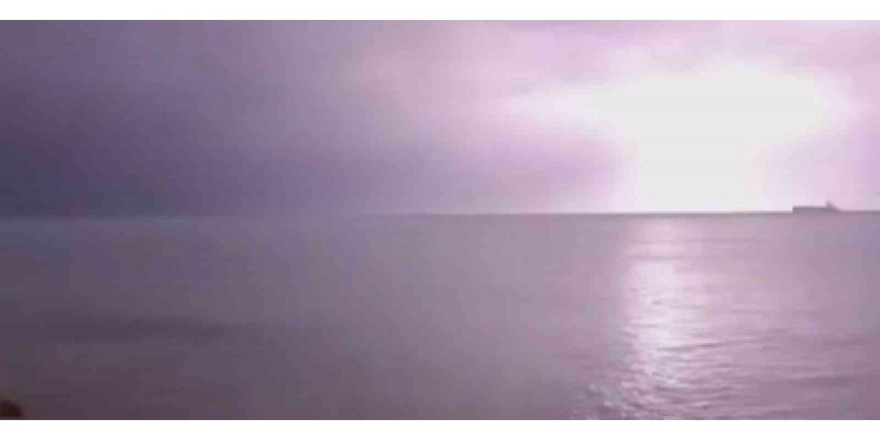 İzmir’de şimşekler geceyi aydınlattı