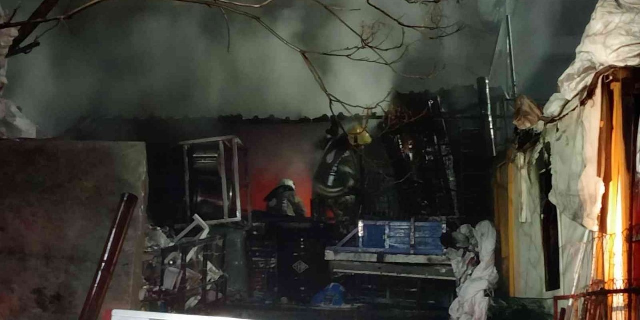 Güngören’de 2 katlı plastik ve hurda deposundaki yangın itfaiye ekiplerince söndürüldü