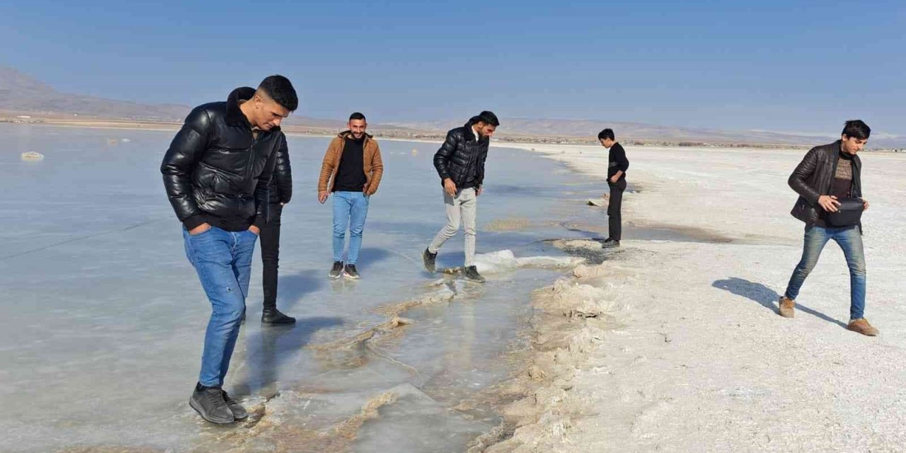 ‘Kuş Cenneti’ Arin Gölü dondu